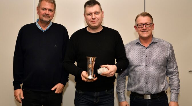 Heino modtager Dansk Rally Clubs pokal og plakette